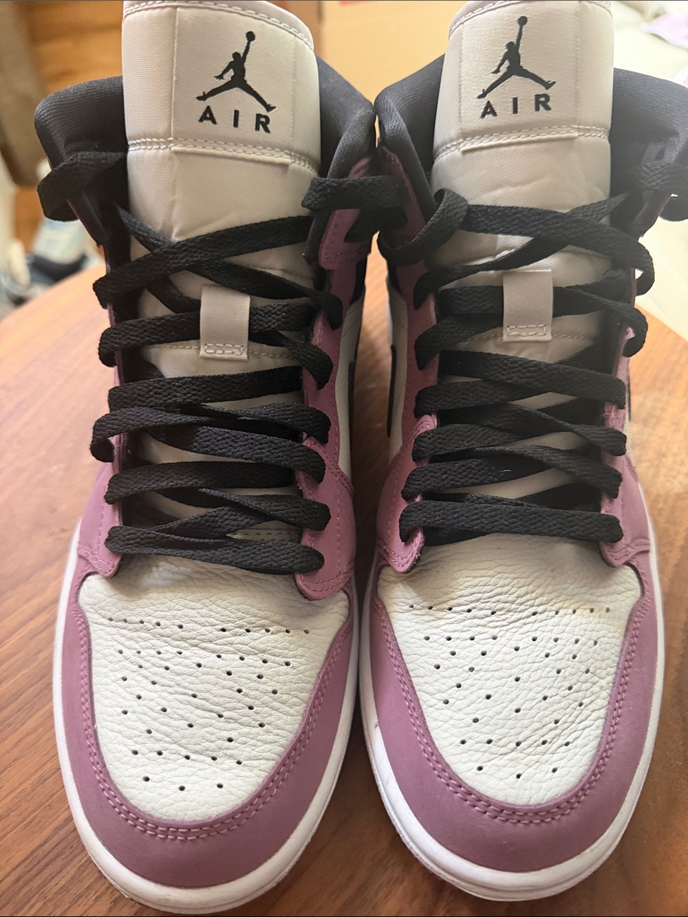 Woman’s Jordan 1 mid se
